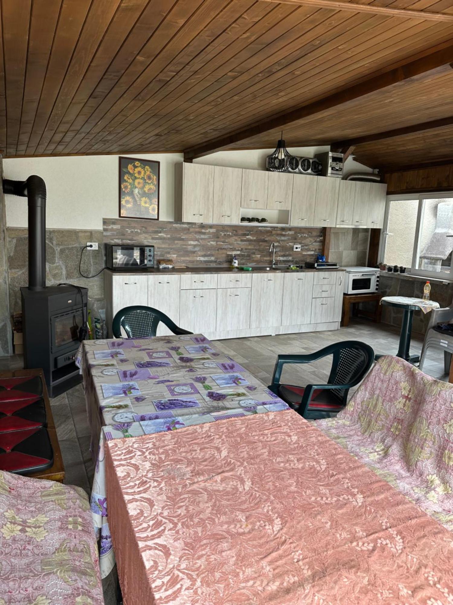 Velkovski Guest House Hisarya Bagian luar foto