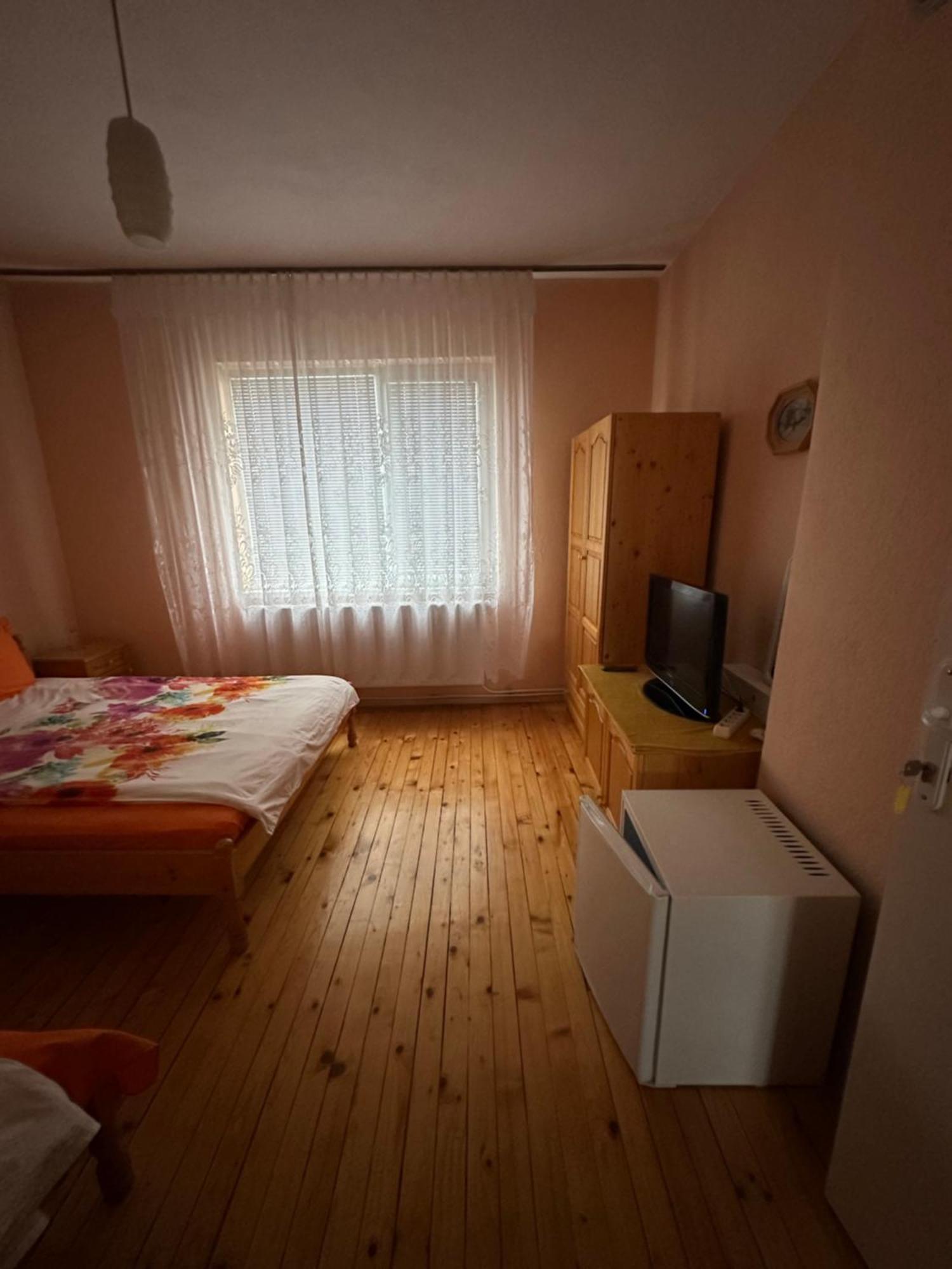 Velkovski Guest House Hisarya Bagian luar foto