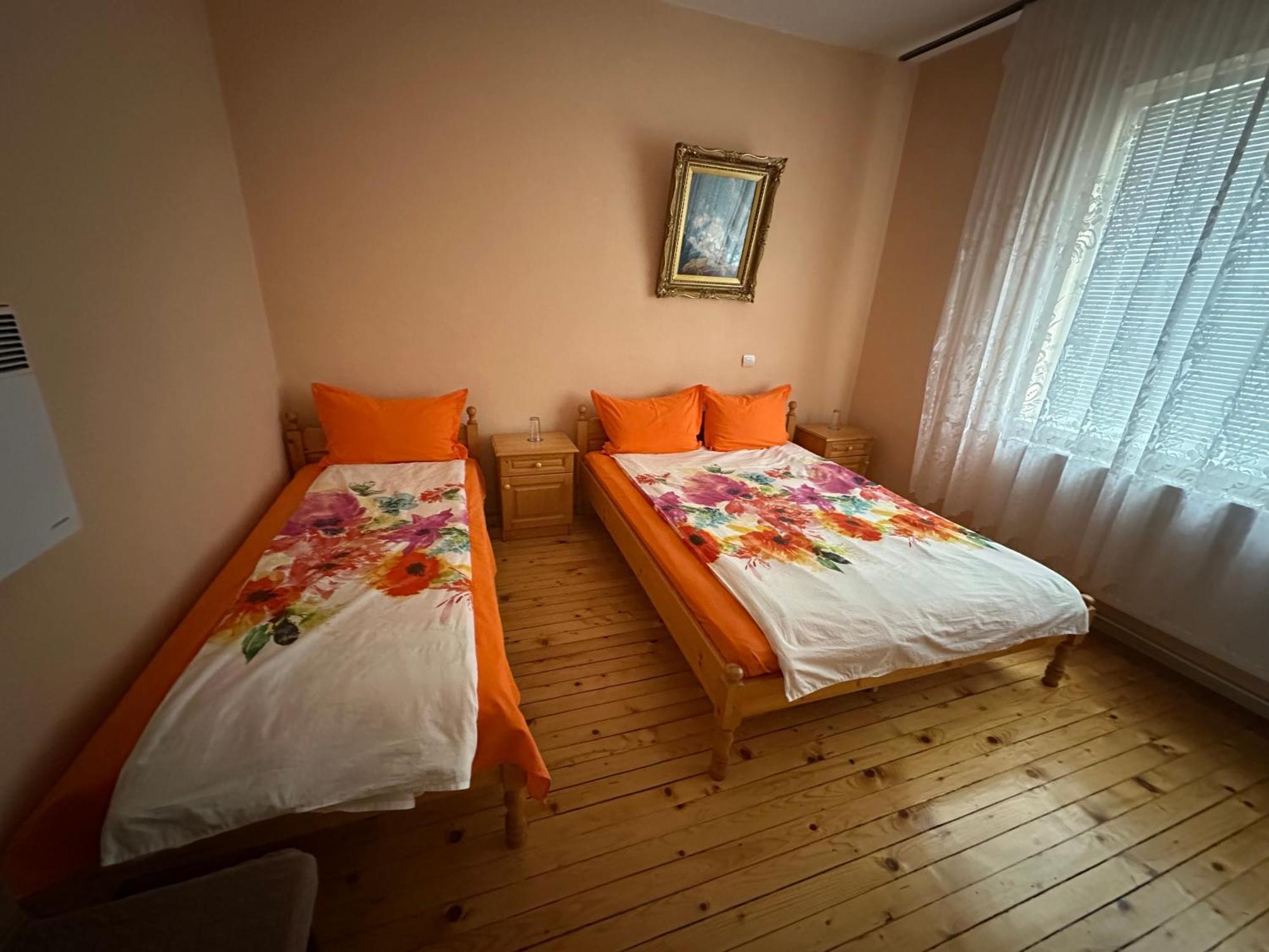 Velkovski Guest House Hisarya Bagian luar foto