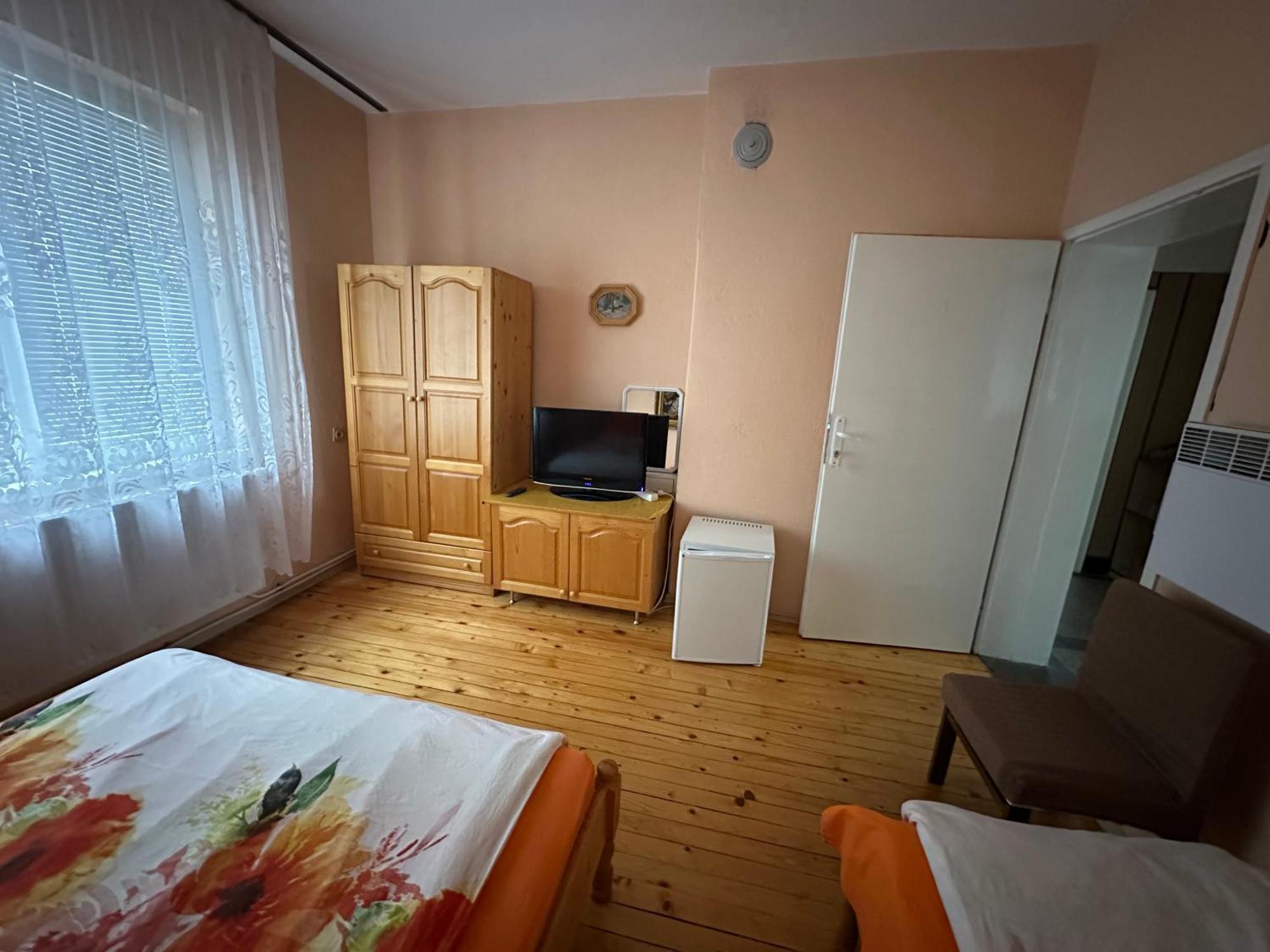 Velkovski Guest House Hisarya Bagian luar foto