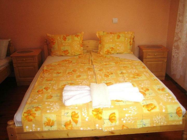 Velkovski Guest House Hisarya Bagian luar foto
