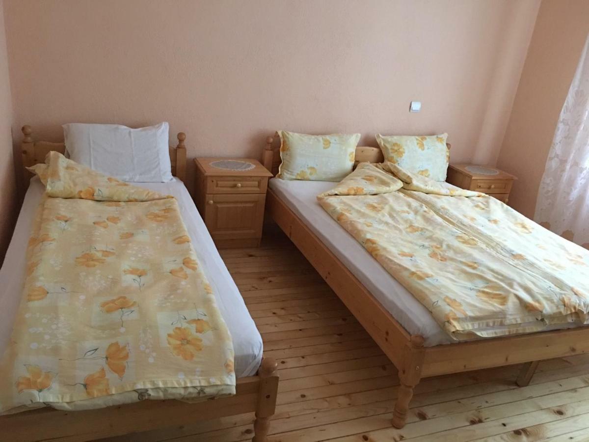 Velkovski Guest House Hisarya Bagian luar foto