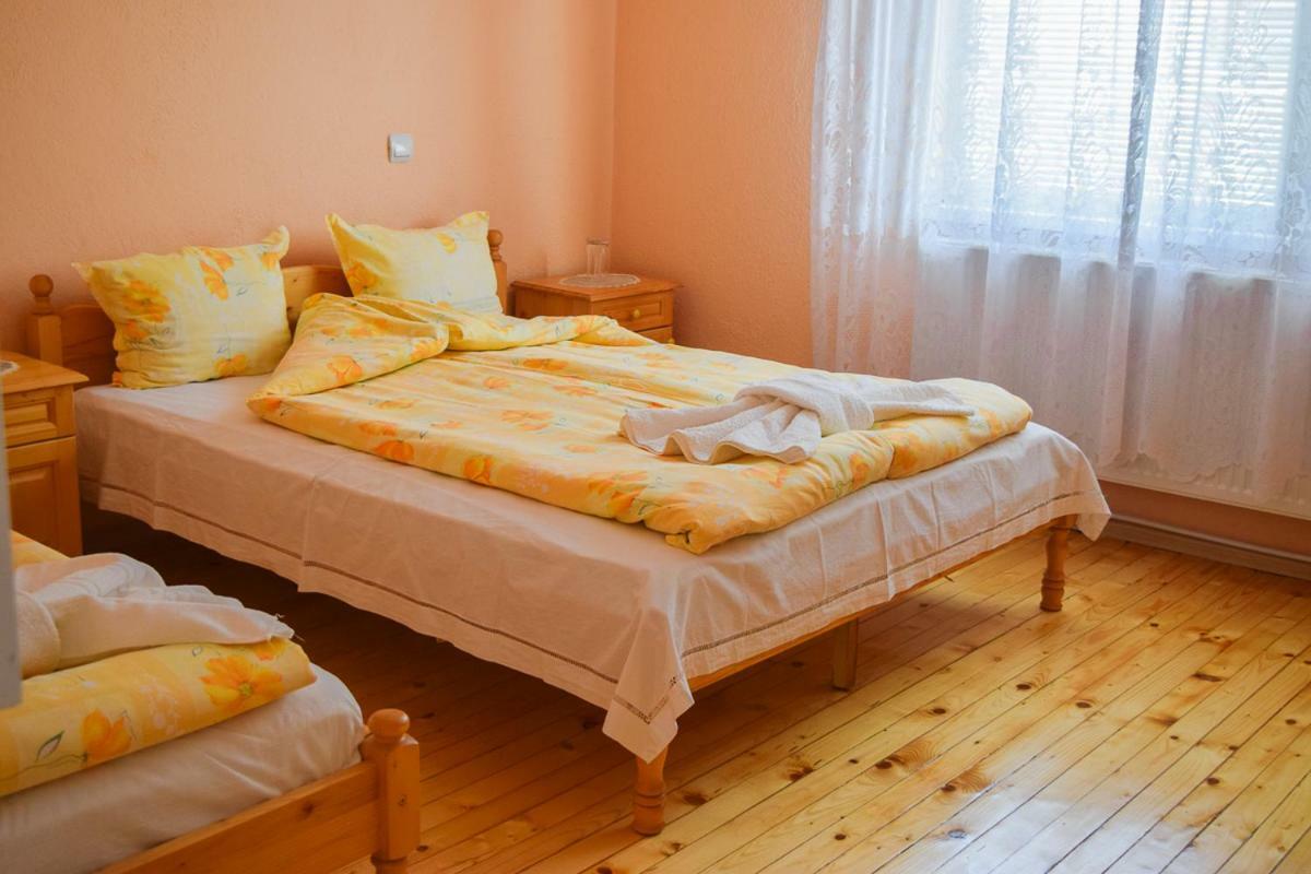 Velkovski Guest House Hisarya Bagian luar foto